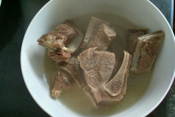 酸菜炖骨头的做法图解5