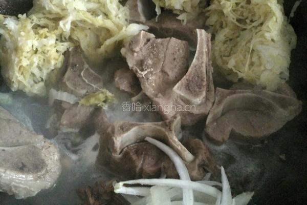 酸菜炖骨头的做法图解8