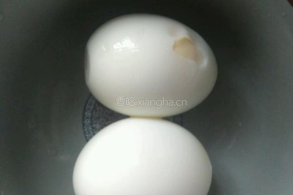 油炸鸡蛋的做法图解1