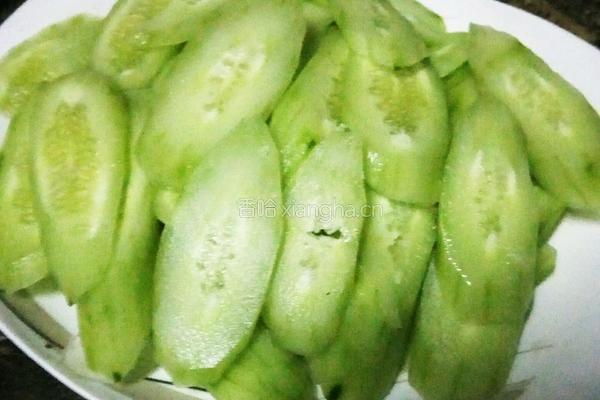 香肠炒青瓜的做法图解1