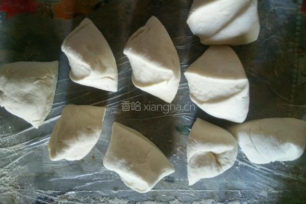 韭菜鸡蛋（香菇芹菜肉）包子的做法图解6