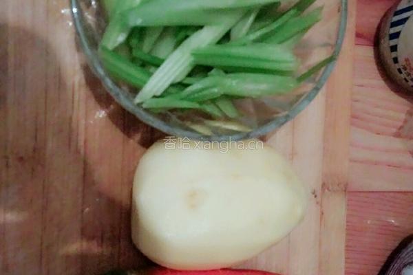 土豆丝炒芹菜的做法图解1