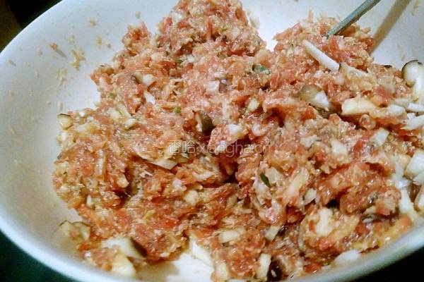 胡萝卜香菇猪肉馅饺子的做法图解3