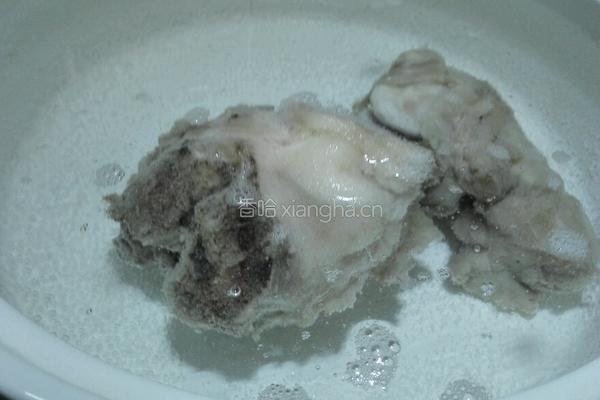 莲藕红枣猪骨汤的做法图解1