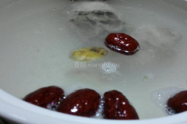 莲藕红枣猪骨汤的做法图解2