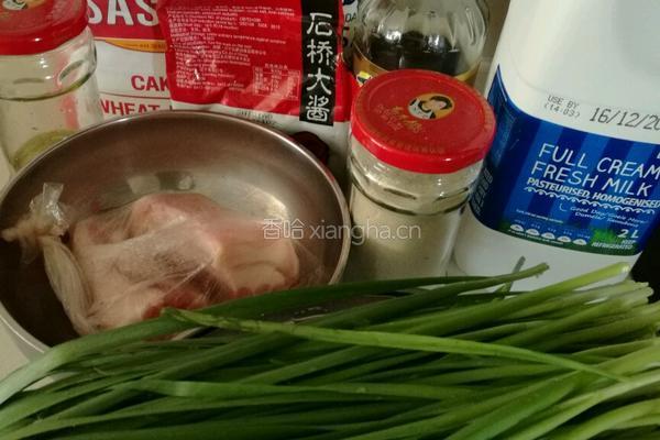 酱肉韭菜包子的做法图解1