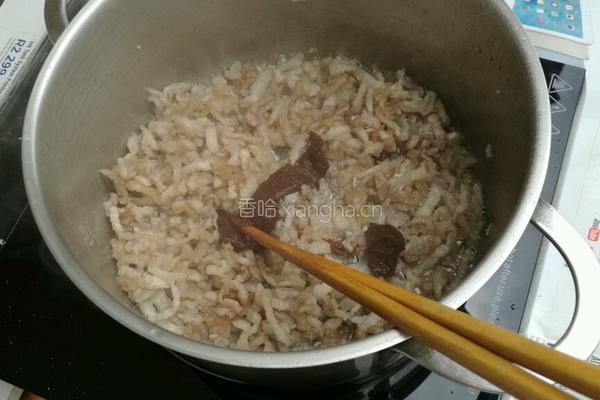 酱肉韭菜包子的做法图解5