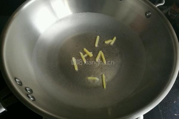 咸鸭烧芹菜的做法图解1