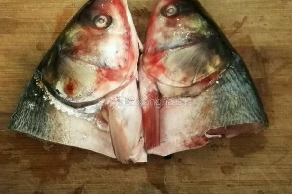 豆瓣酱鱼头的做法图解1