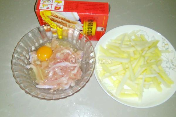 土豆炒鸡肉条的做法图解1
