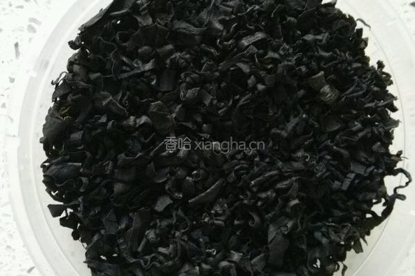 螺旋藻炒茼蒿的做法图解2