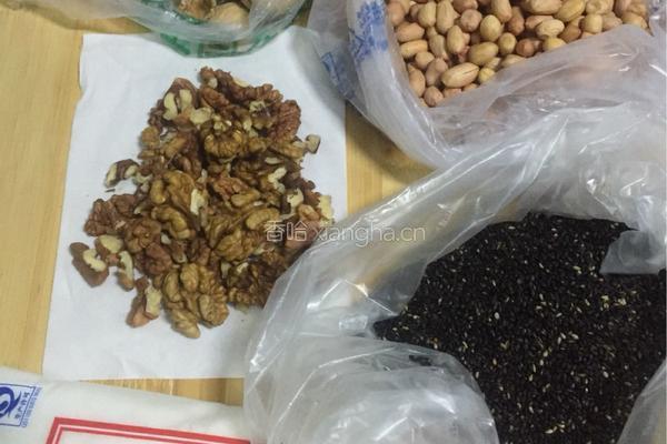 核桃花生黑芝麻糖的做法图解1