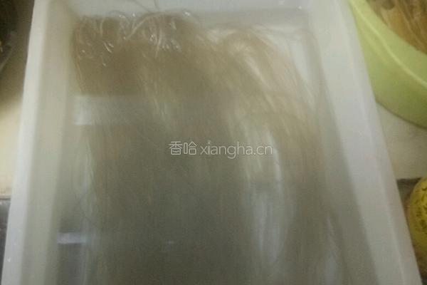 自制粉丝煲的做法图解1