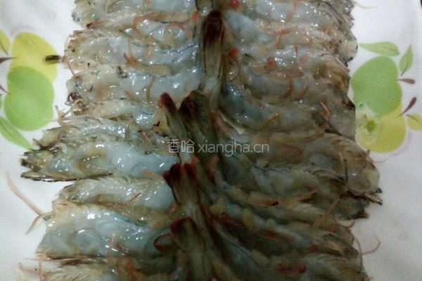 龙形蒸虾的做法图解1
