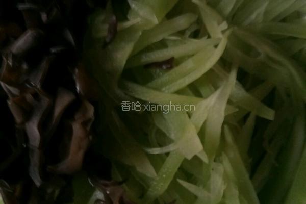 鱼香青笋的做法图解2