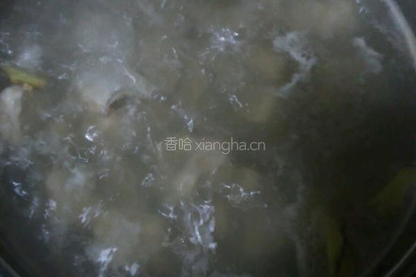 酸菜炖排骨的做法图解1