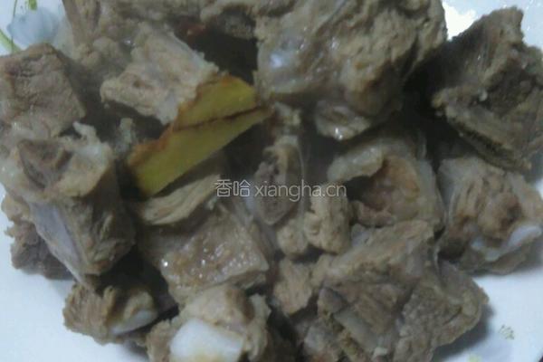 酸菜炖排骨的做法图解2