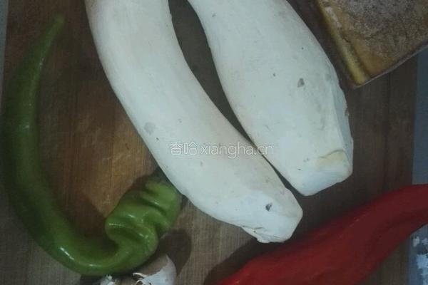 鸡腿菇炖香干的做法图解1