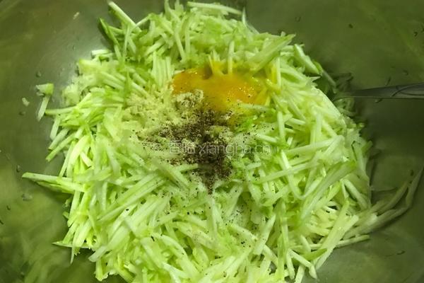 西葫芦饼的做法图解1