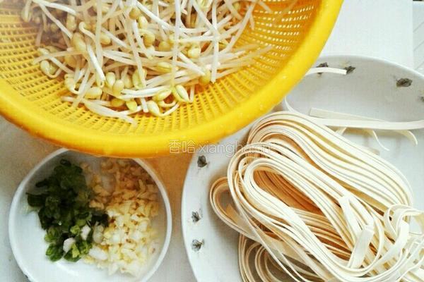 麻辣芽菜拌面的做法图解1