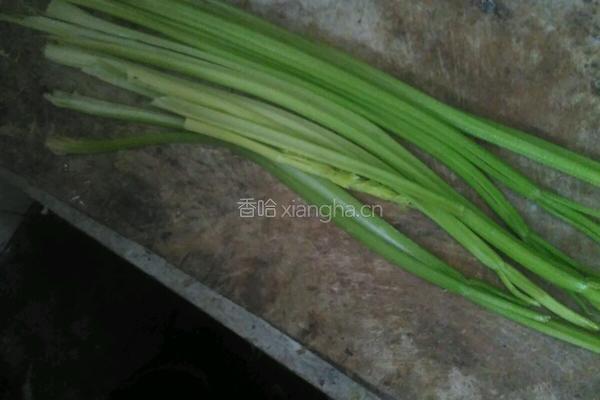 芹菜炒香肠的做法图解1