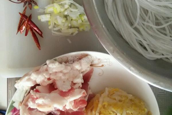 猪肉炖酸菜粉的做法图解1