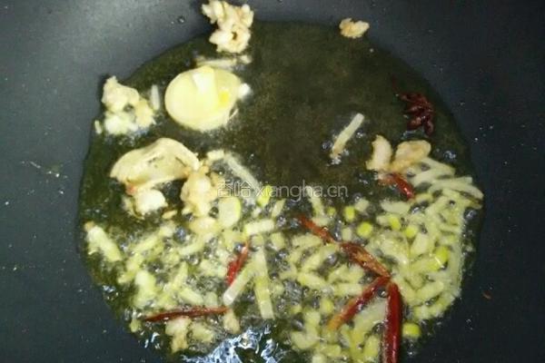 猪肉炖酸菜粉的做法图解2