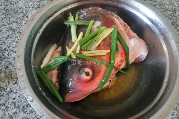 鱼头炖豆腐的做法图解1
