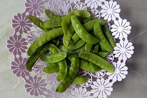 荷兰豆炒腊肉的做法图解2