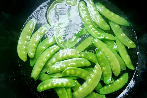 荷兰豆炒腊肉的做法图解3