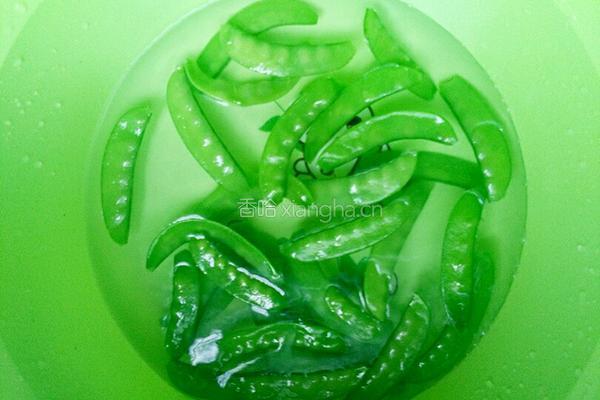 荷兰豆炒腊肉的做法图解4
