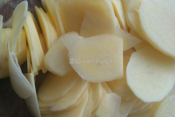 回锅肉土豆片的做法图解1