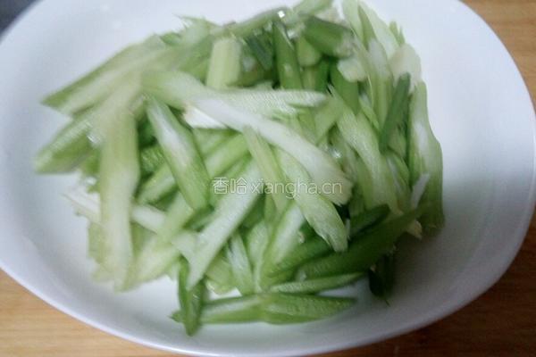 肉丝熏干芹菜的做法图解1
