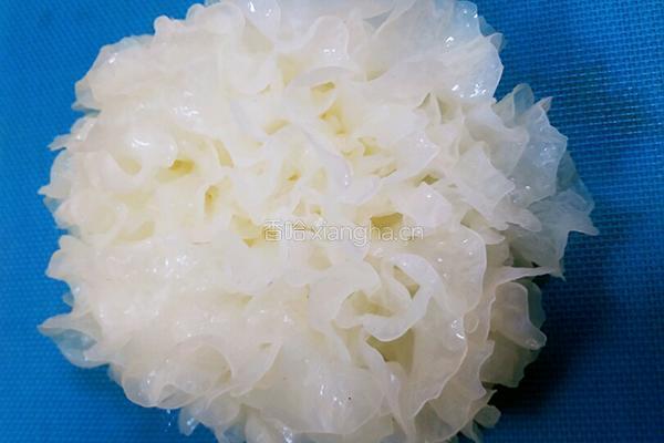 冰糖雪耳燉桃膠的做法图解2