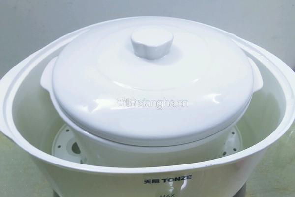 冰糖雪耳燉桃膠的做法图解5