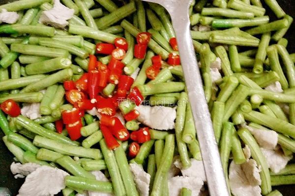 家常瘦肉炒豆角的做法图解4