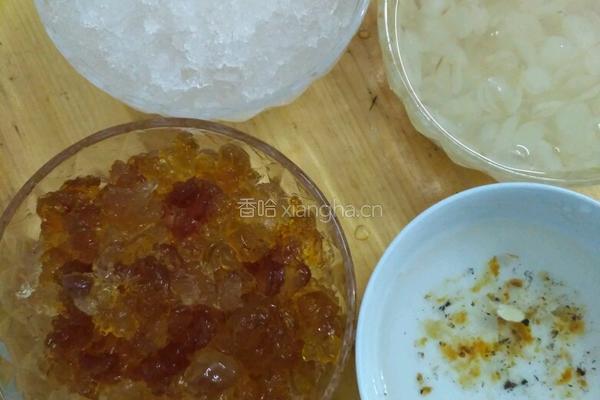 雪燕桃胶皂角米羹的做法图解2
