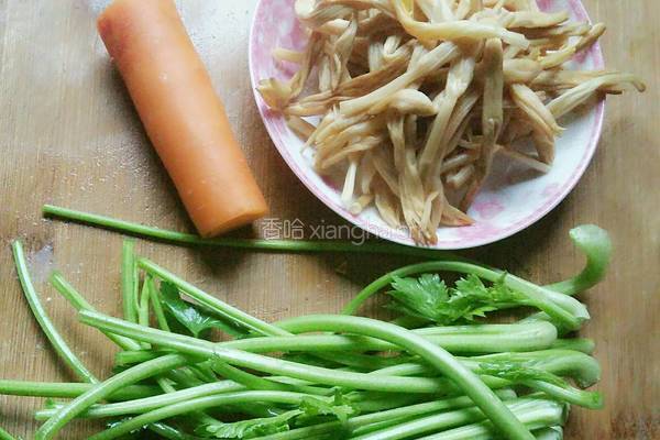 香芹拌黄花菜的做法图解1