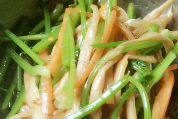 香芹拌黄花菜的做法图解7