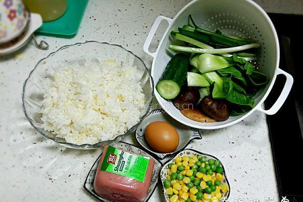 什锦炒饭的做法图解1
