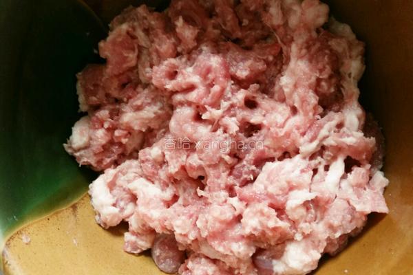 猪肉芹菜饺子的做法图解1