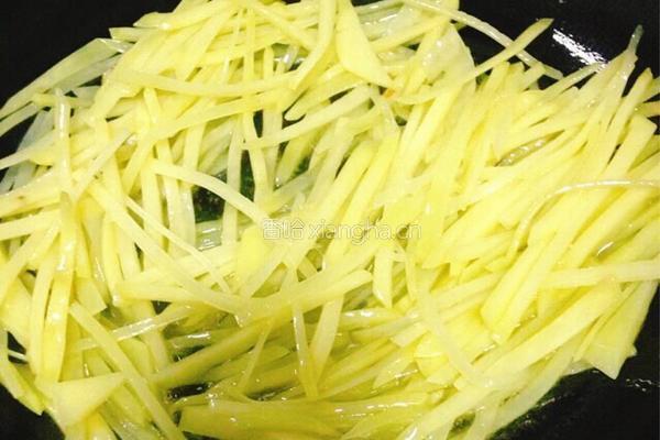 野山椒炒土豆丝的做法图解2