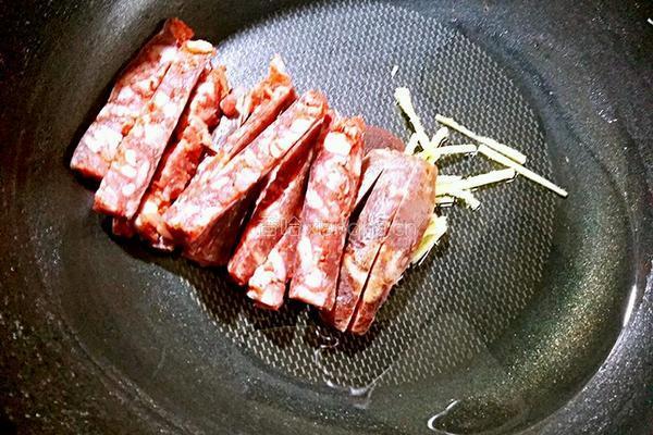 茜芹炒香肠的做法图解5