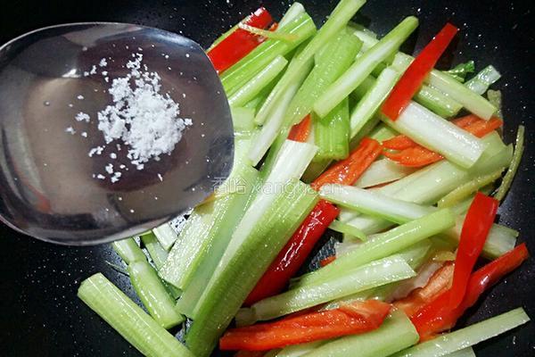 茜芹炒香肠的做法图解8