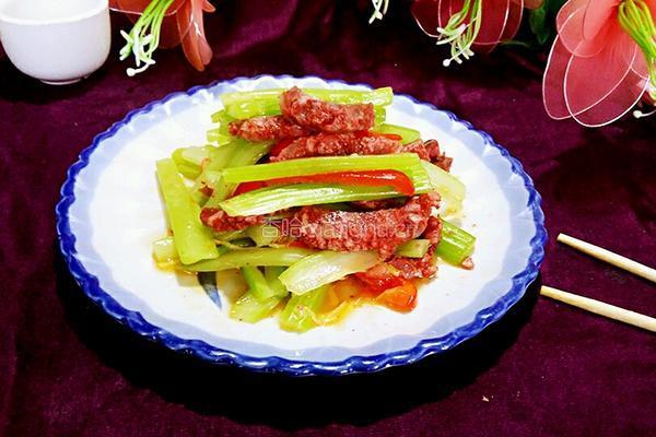 茜芹炒香肠的做法图解12