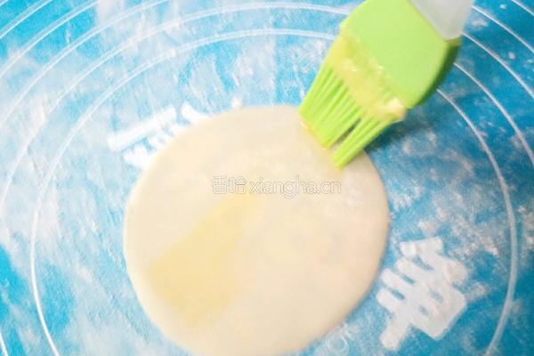 饺子皮香蕉派的做法图解2