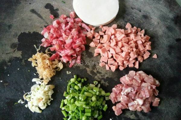 煎饺(腊肠芹菜肉馅)的做法图解1