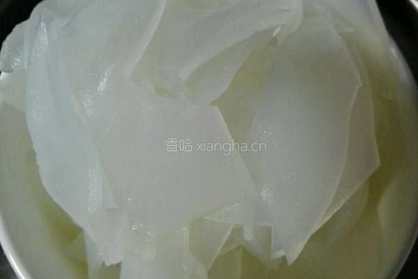 鱼头炖粉皮的做法图解2