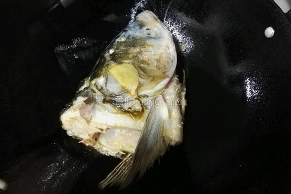 鱼头炖粉皮的做法图解4