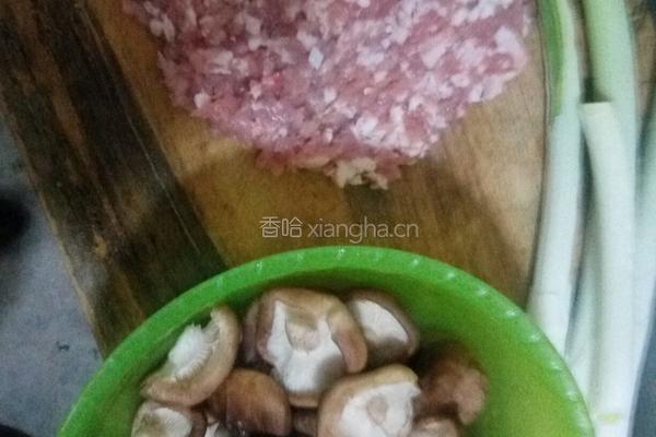 酱肉香菇馅白菜饺子的做法图解1